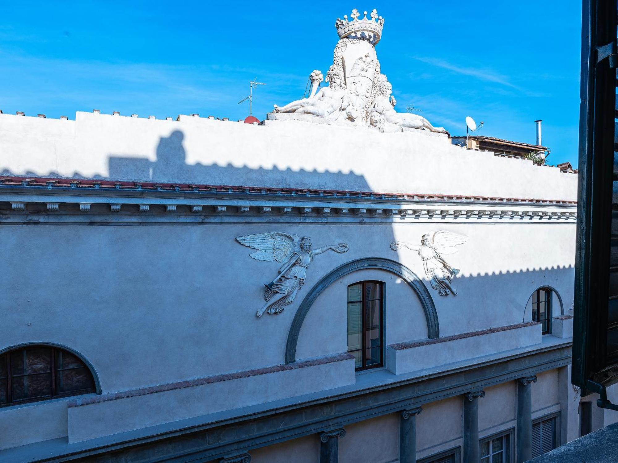 Four Season's Luxury D'art