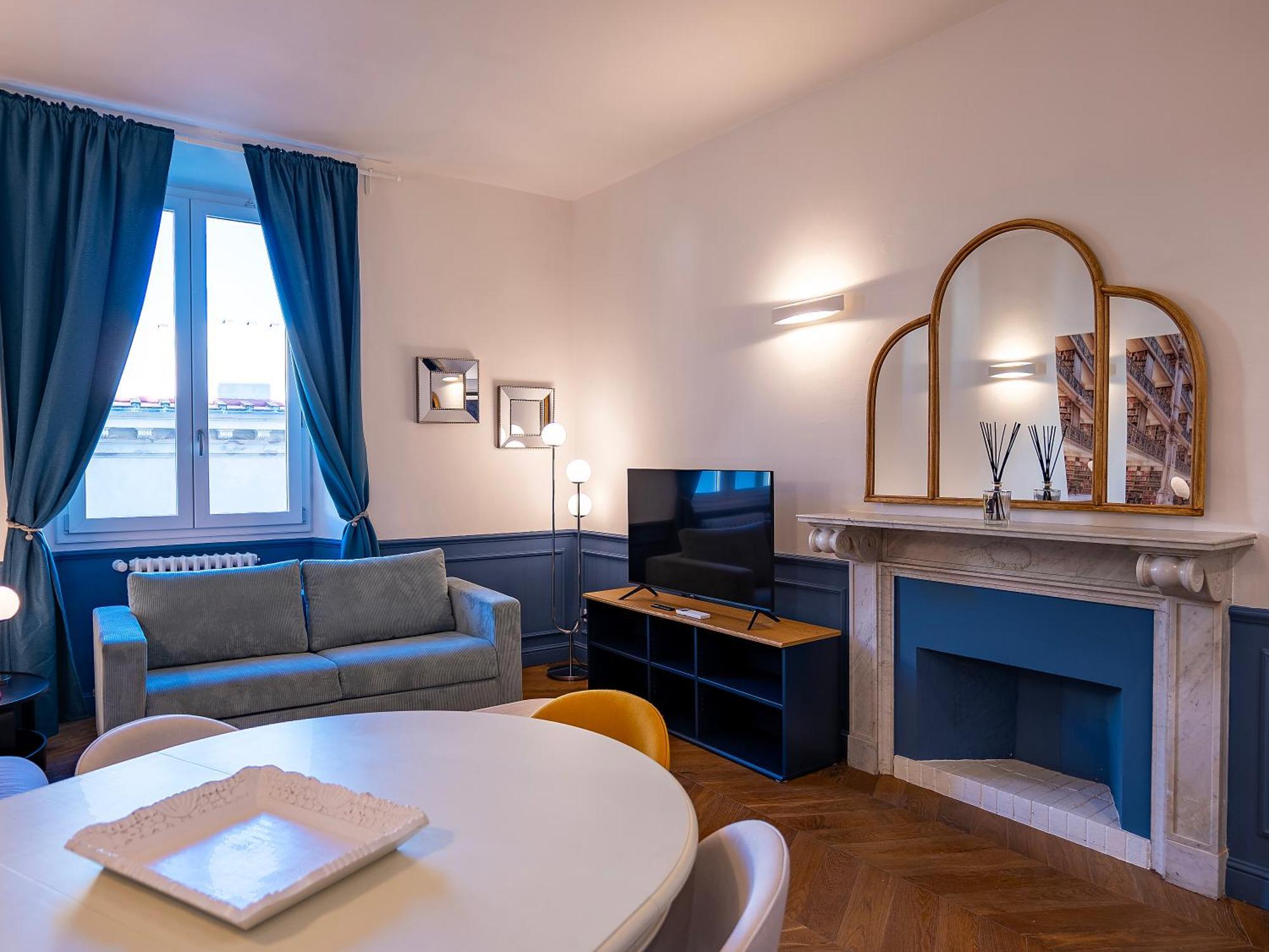 Four Season's Luxury D'art Apartment *