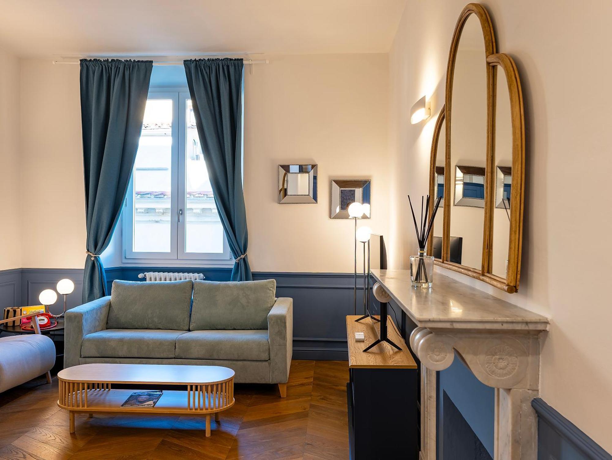 Four Season's Luxury D'art Apartment